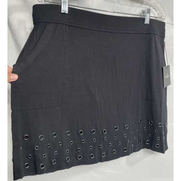 NWT Belyn Key Skort, Color: Onyx With Grommet Trim Women's Size: L - Picture 3 of 11
